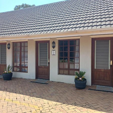 Or Tambo Guest House Кемптън Парк Екстериор снимка