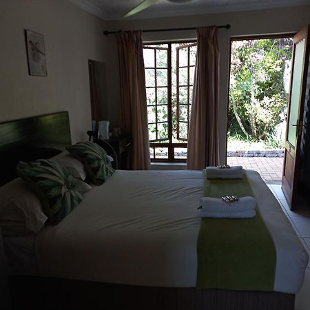Or Tambo Guest House Кемптън Парк Екстериор снимка