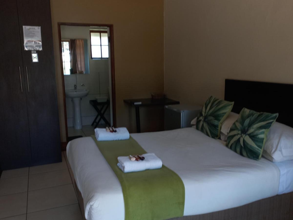 Or Tambo Guest House Кемптън Парк Екстериор снимка
