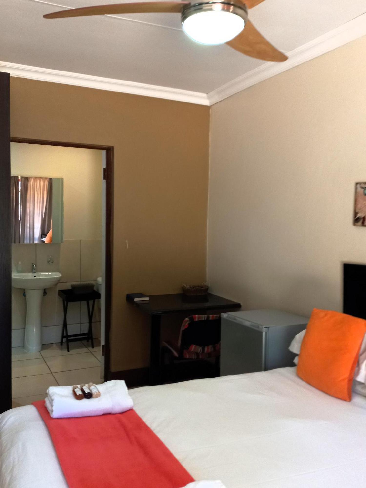 Or Tambo Guest House Кемптън Парк Екстериор снимка