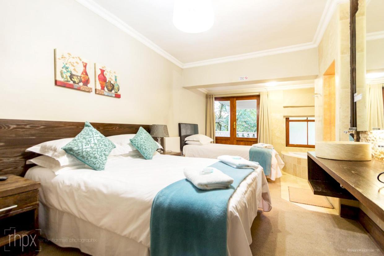 Or Tambo Guest House Кемптън Парк Екстериор снимка