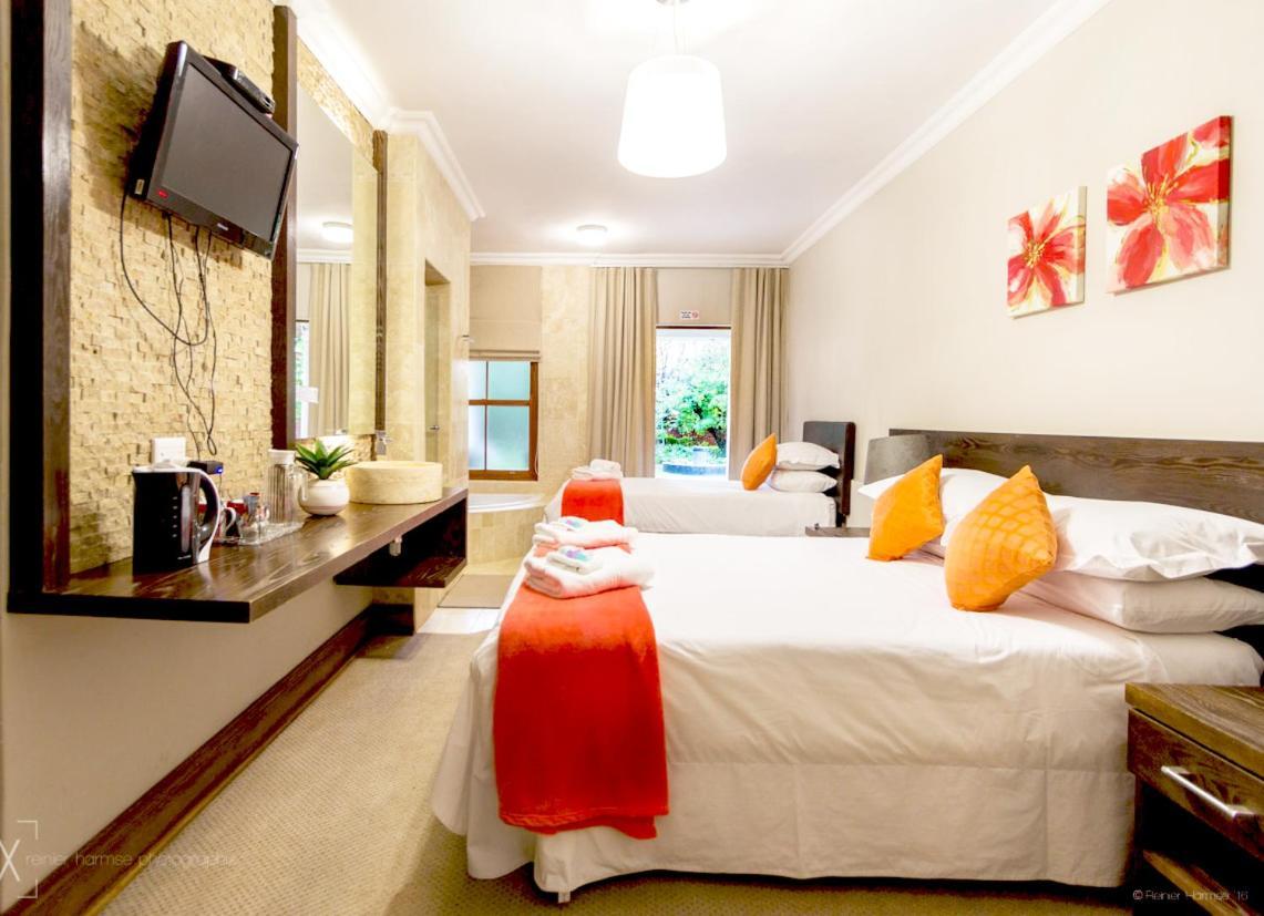 Or Tambo Guest House Кемптън Парк Екстериор снимка