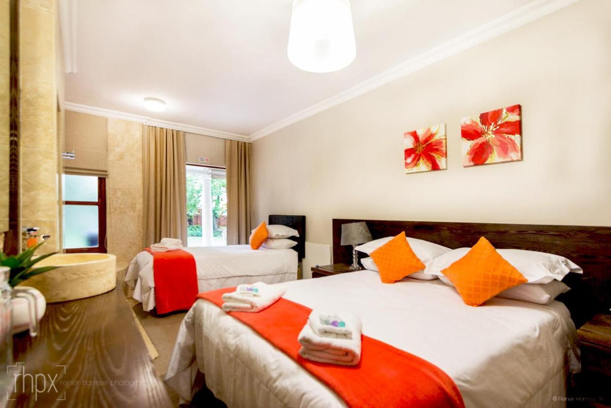 Or Tambo Guest House Кемптън Парк Екстериор снимка