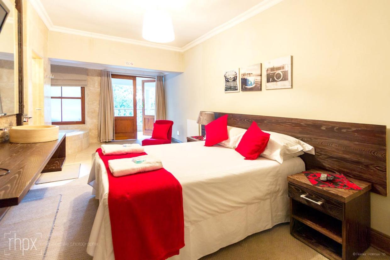Or Tambo Guest House Кемптън Парк Екстериор снимка