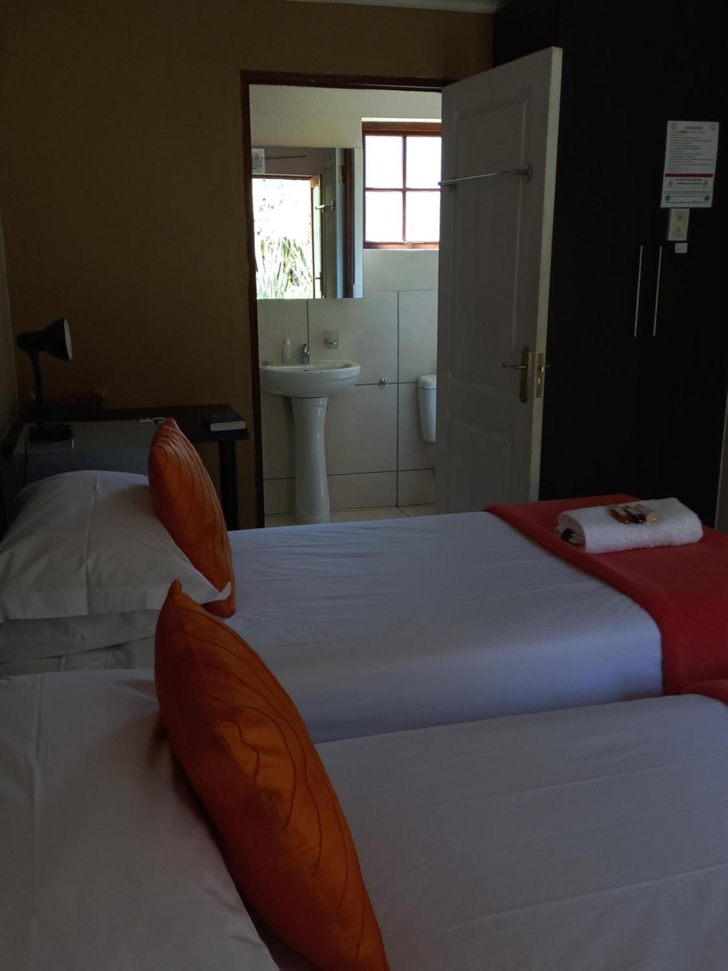 Or Tambo Guest House Кемптън Парк Екстериор снимка