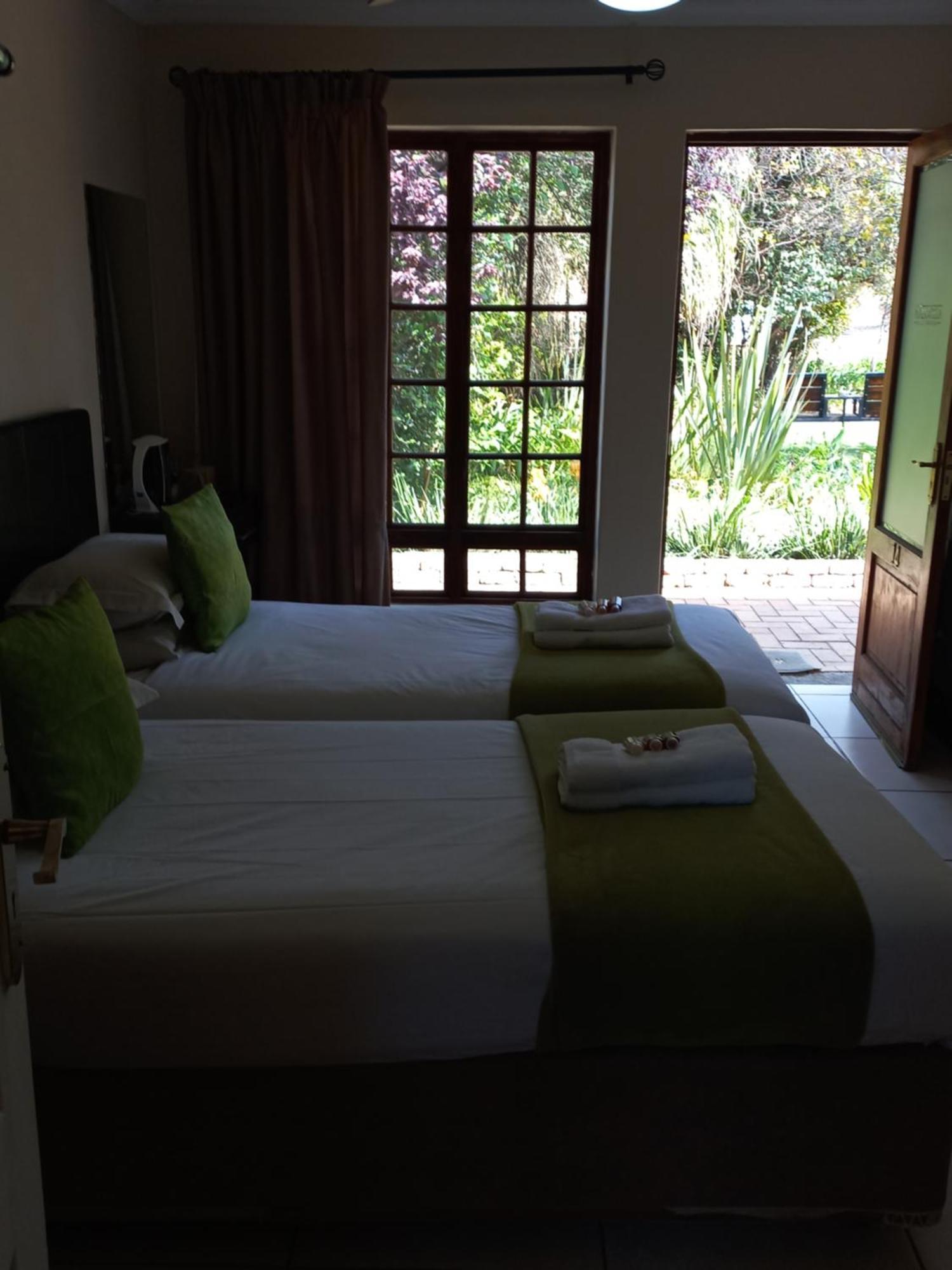 Or Tambo Guest House Кемптън Парк Екстериор снимка