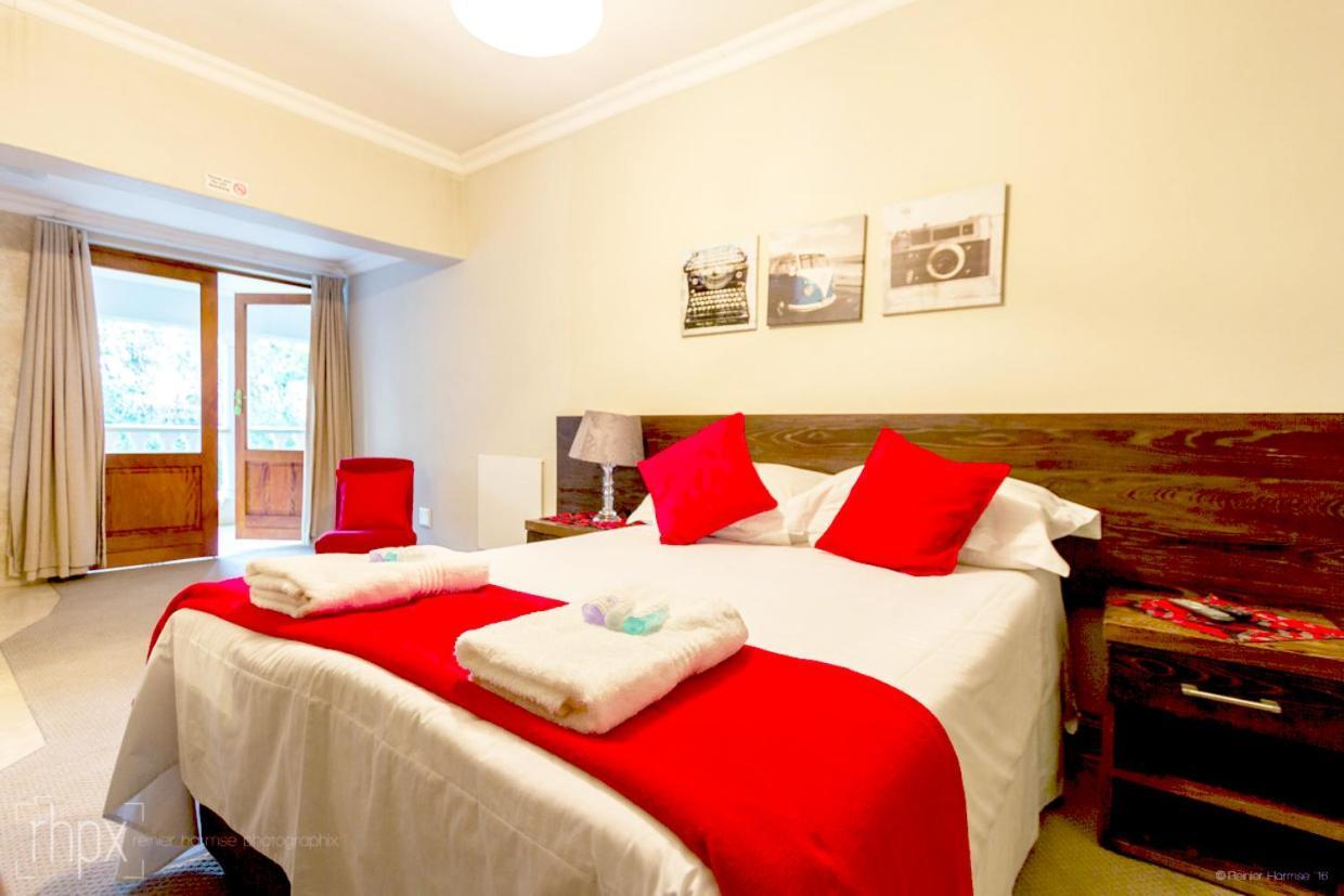 Or Tambo Guest House Кемптън Парк Екстериор снимка