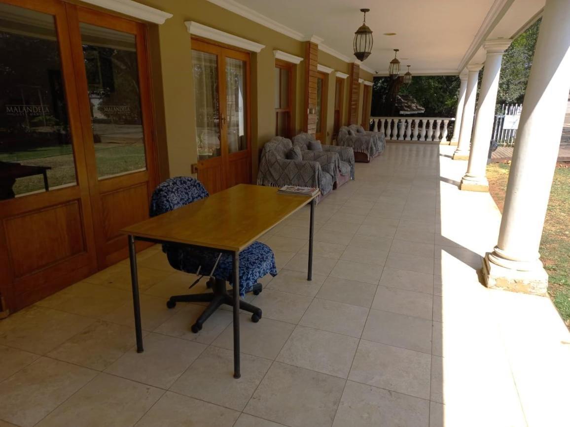 Or Tambo Guest House Кемптън Парк Екстериор снимка
