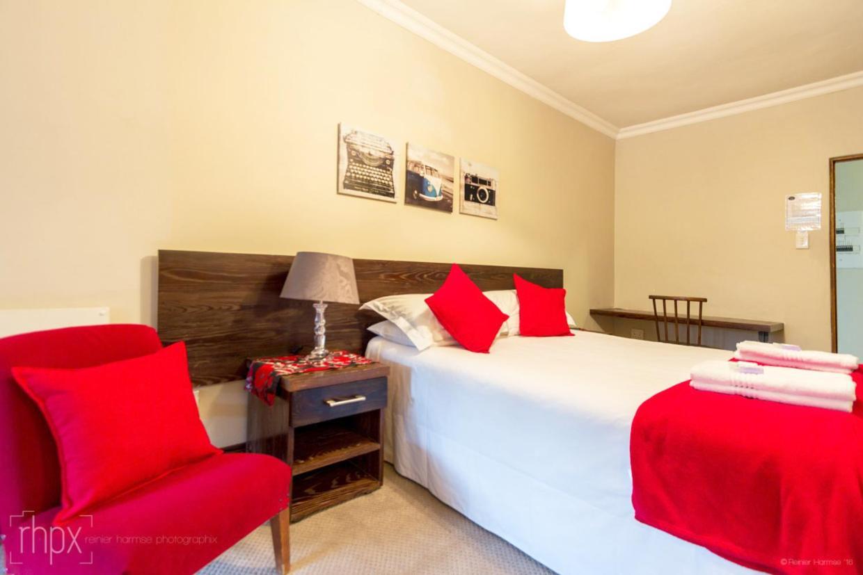 Or Tambo Guest House Кемптън Парк Екстериор снимка