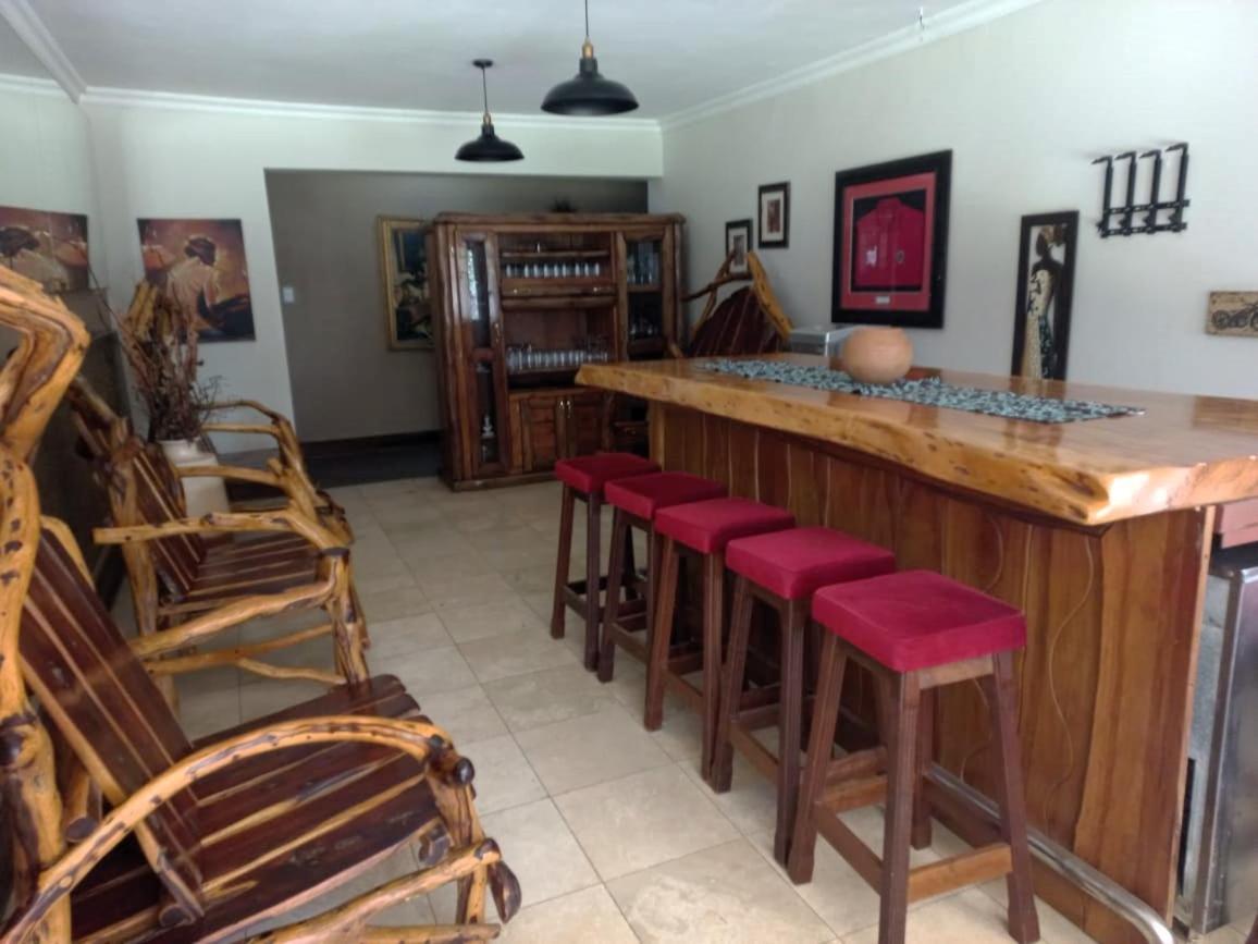 Or Tambo Guest House Кемптън Парк Екстериор снимка