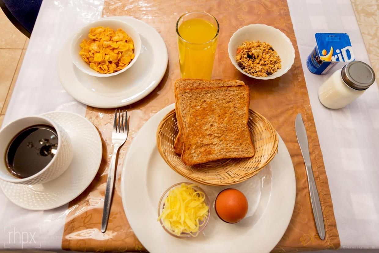 Or Tambo Guest House Кемптън Парк Екстериор снимка