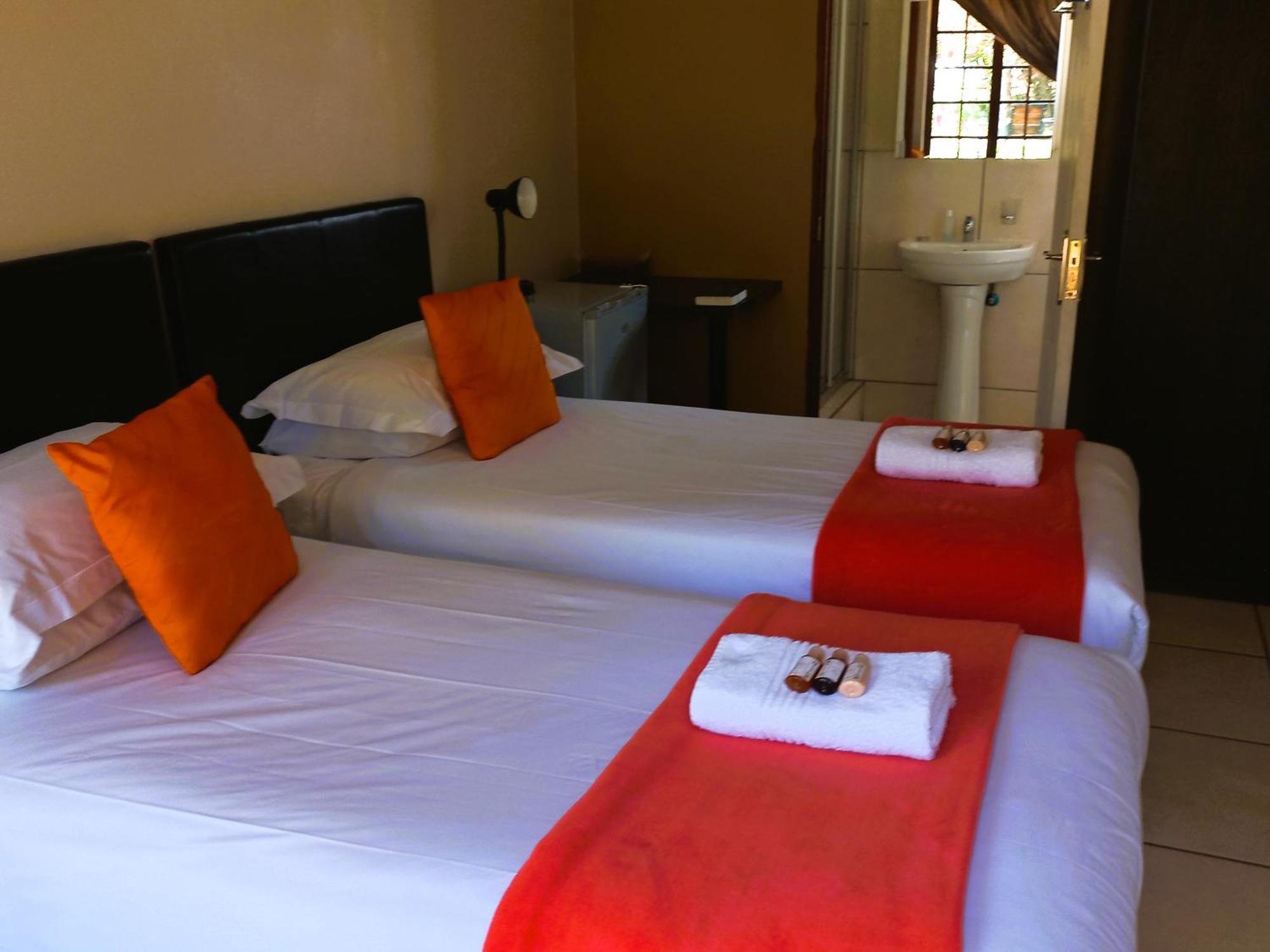 Or Tambo Guest House Кемптън Парк Екстериор снимка