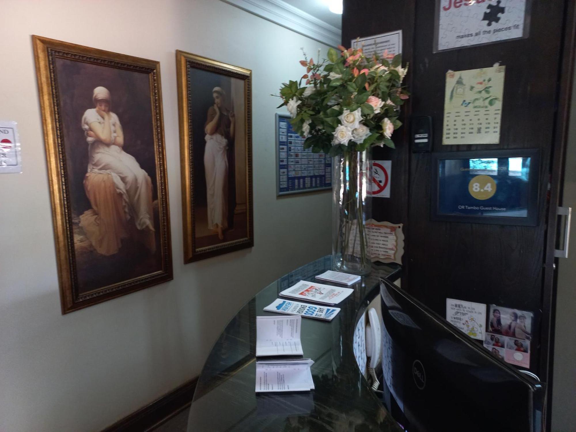Or Tambo Guest House Кемптън Парк Екстериор снимка