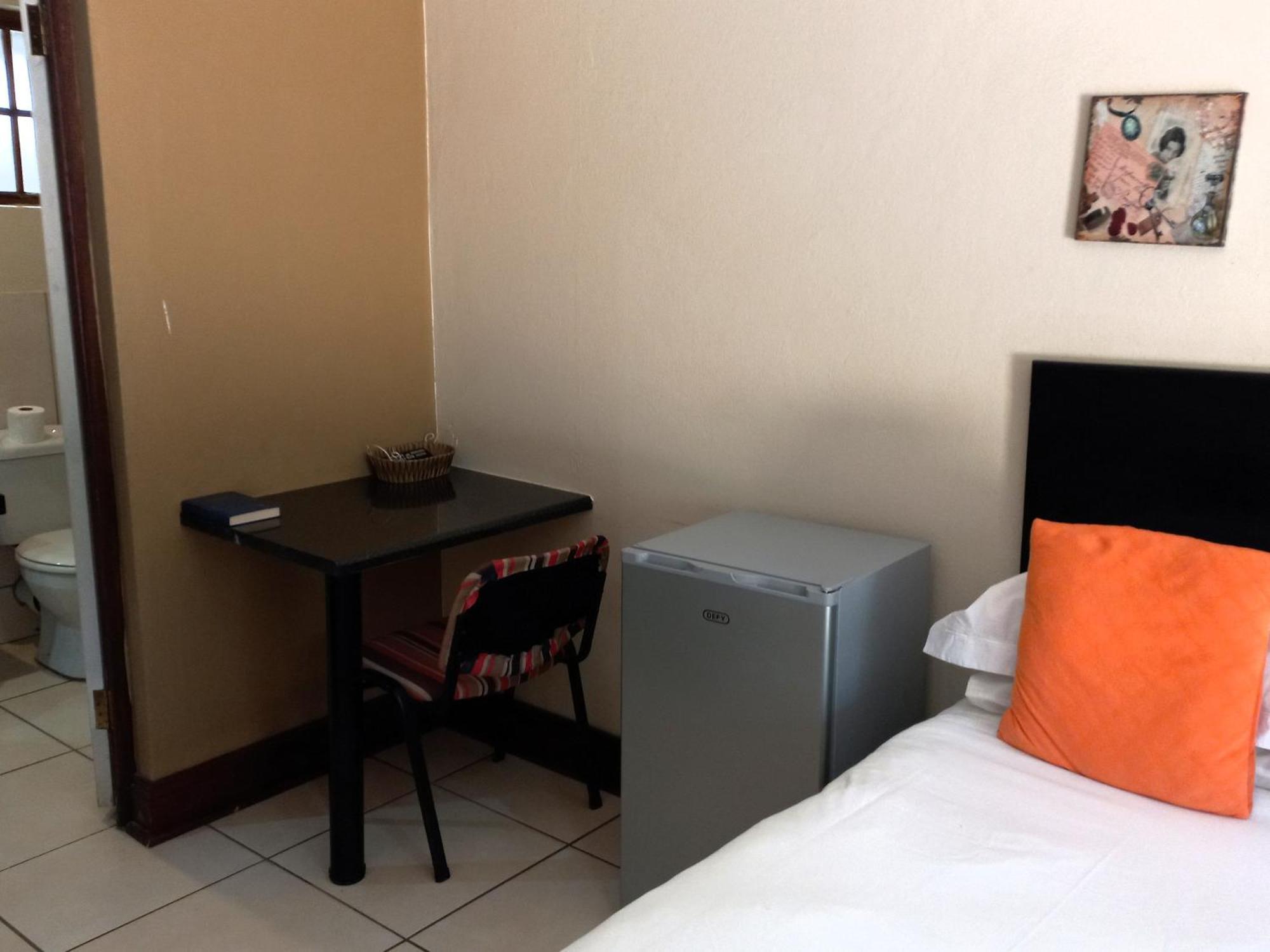 Or Tambo Guest House Кемптън Парк Екстериор снимка
