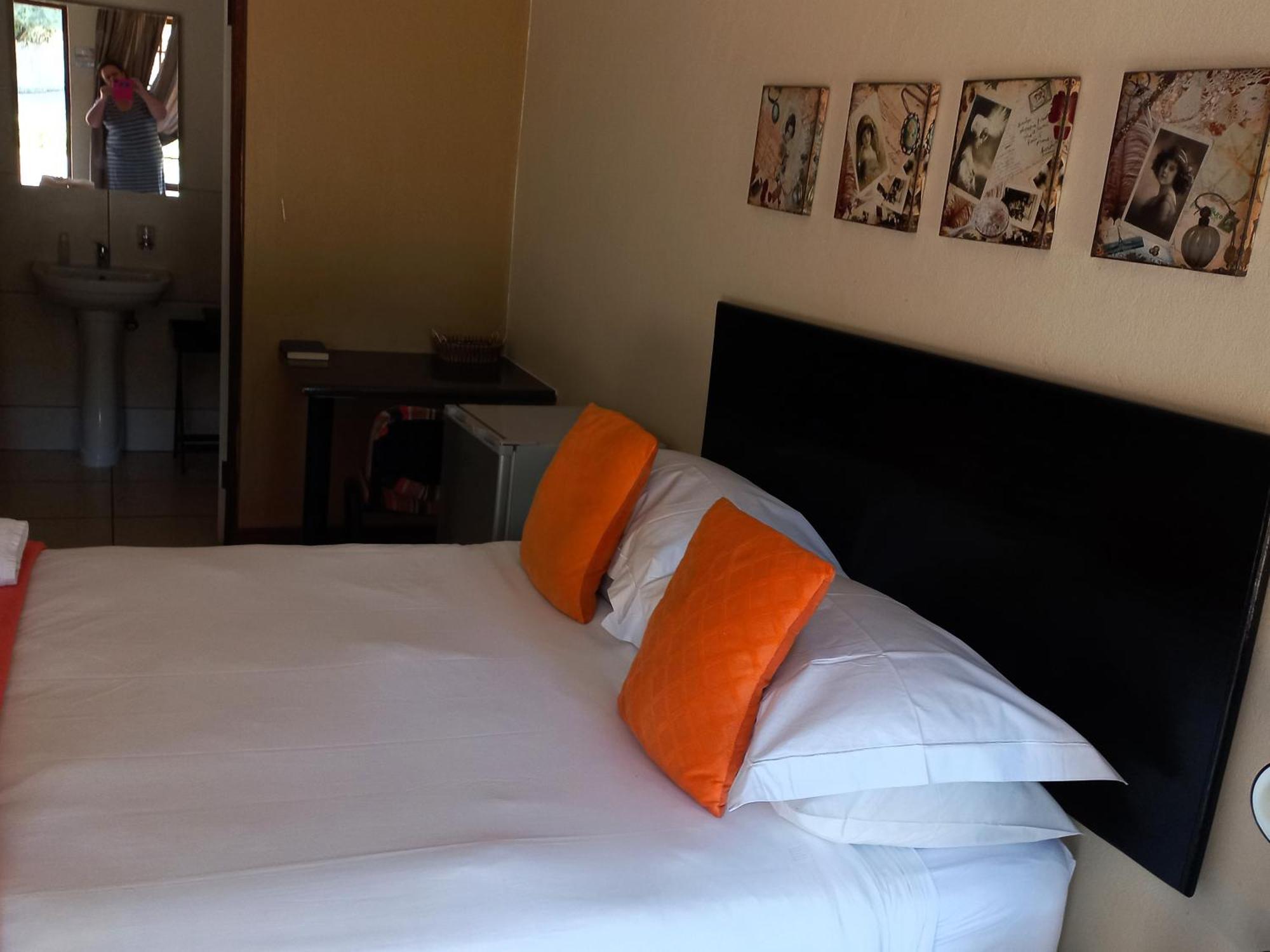 Or Tambo Guest House Кемптън Парк Екстериор снимка