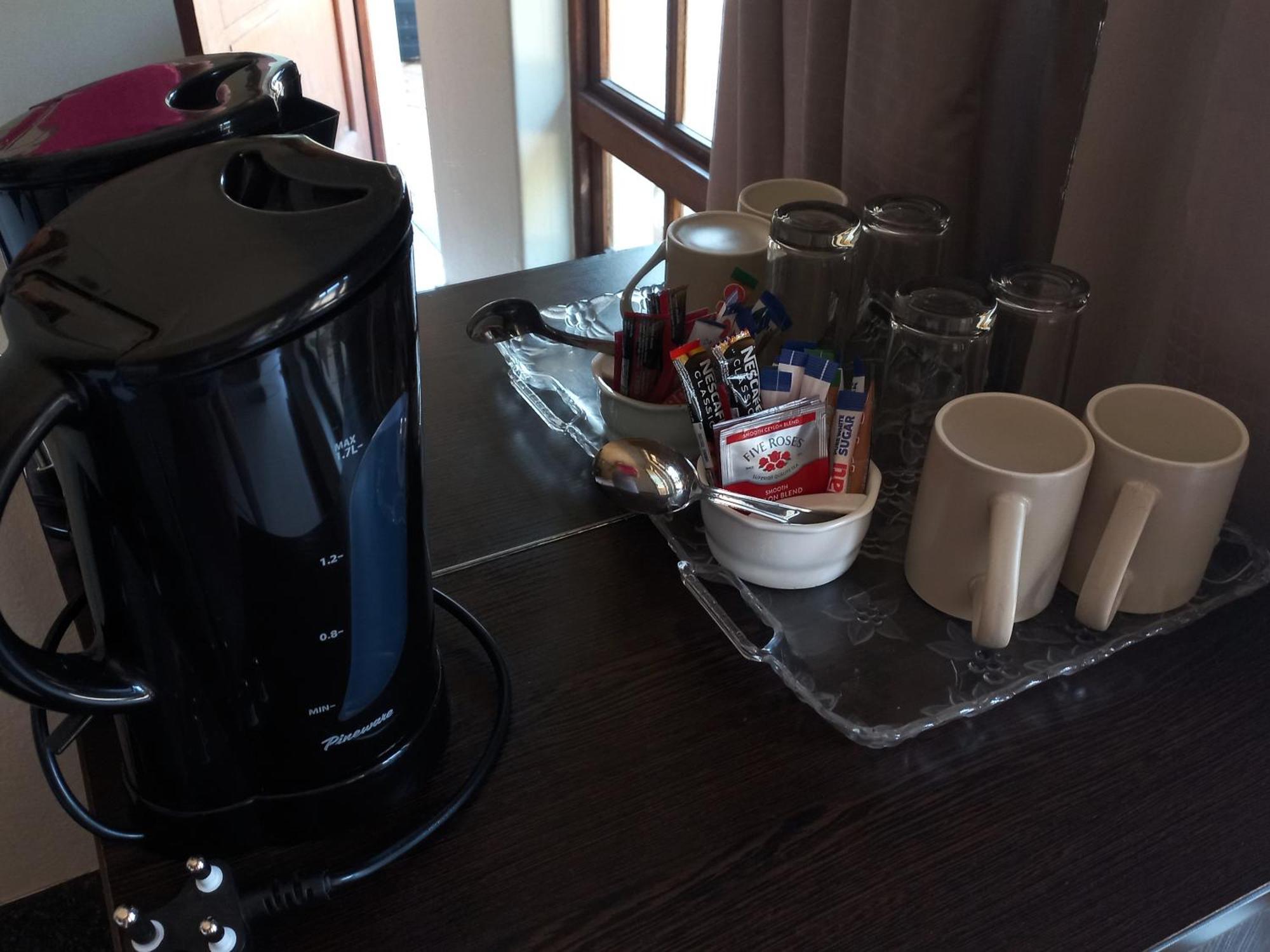 Or Tambo Guest House Кемптън Парк Екстериор снимка
