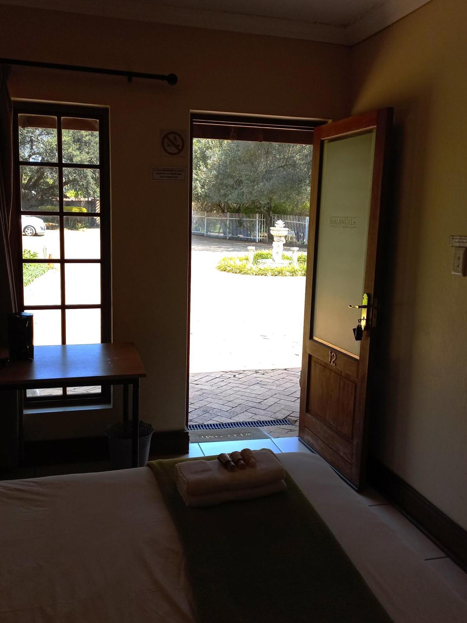 Or Tambo Guest House Кемптън Парк Екстериор снимка