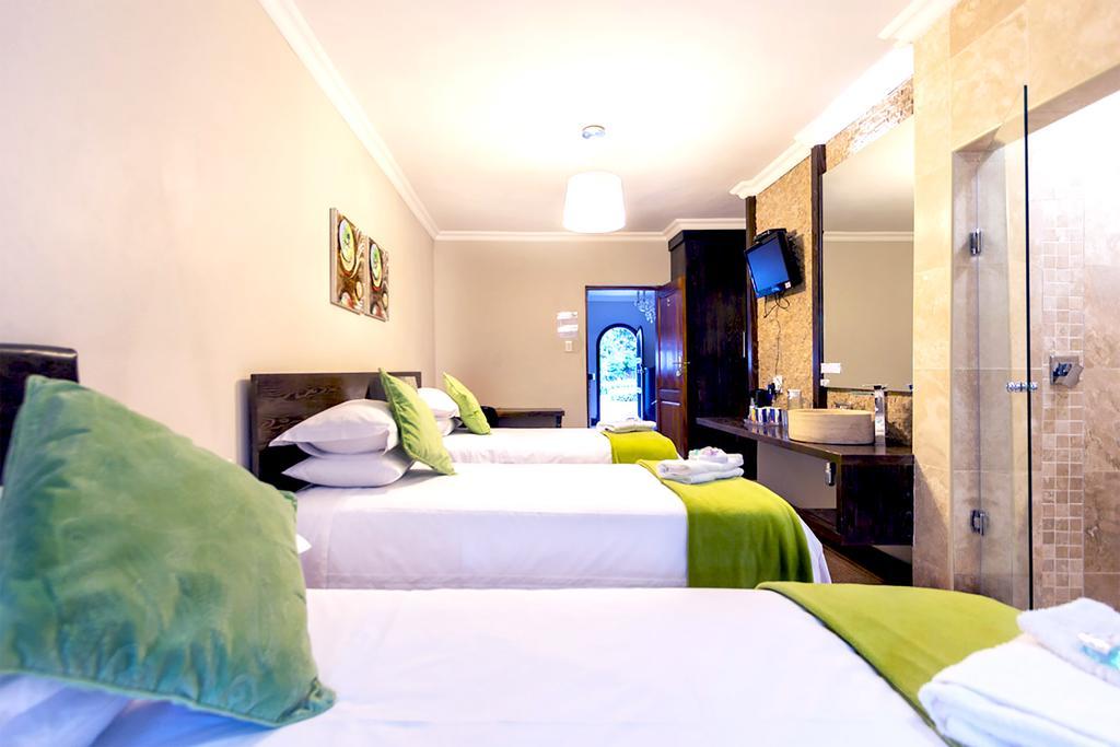 Or Tambo Guest House Кемптън Парк Екстериор снимка