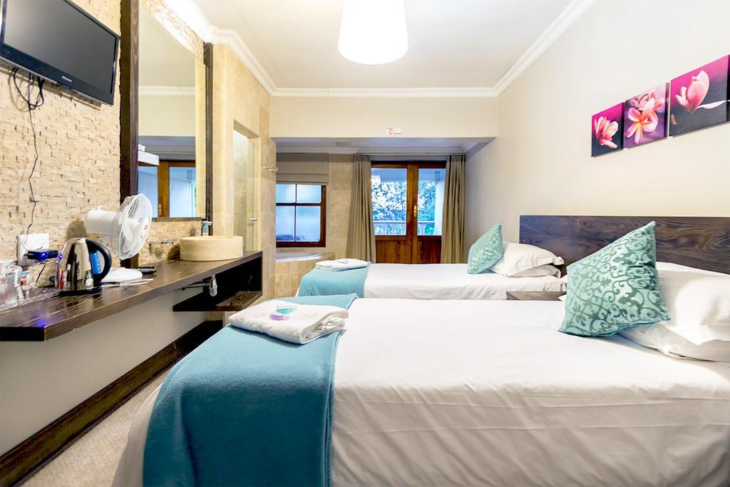 Or Tambo Guest House Кемптън Парк Екстериор снимка