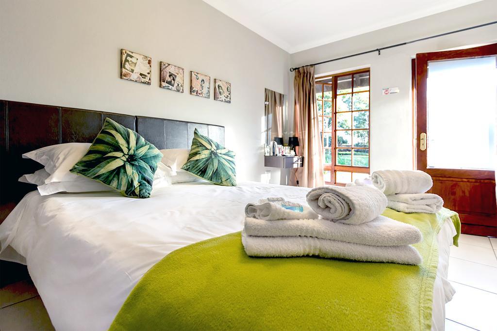 Or Tambo Guest House Кемптън Парк Екстериор снимка