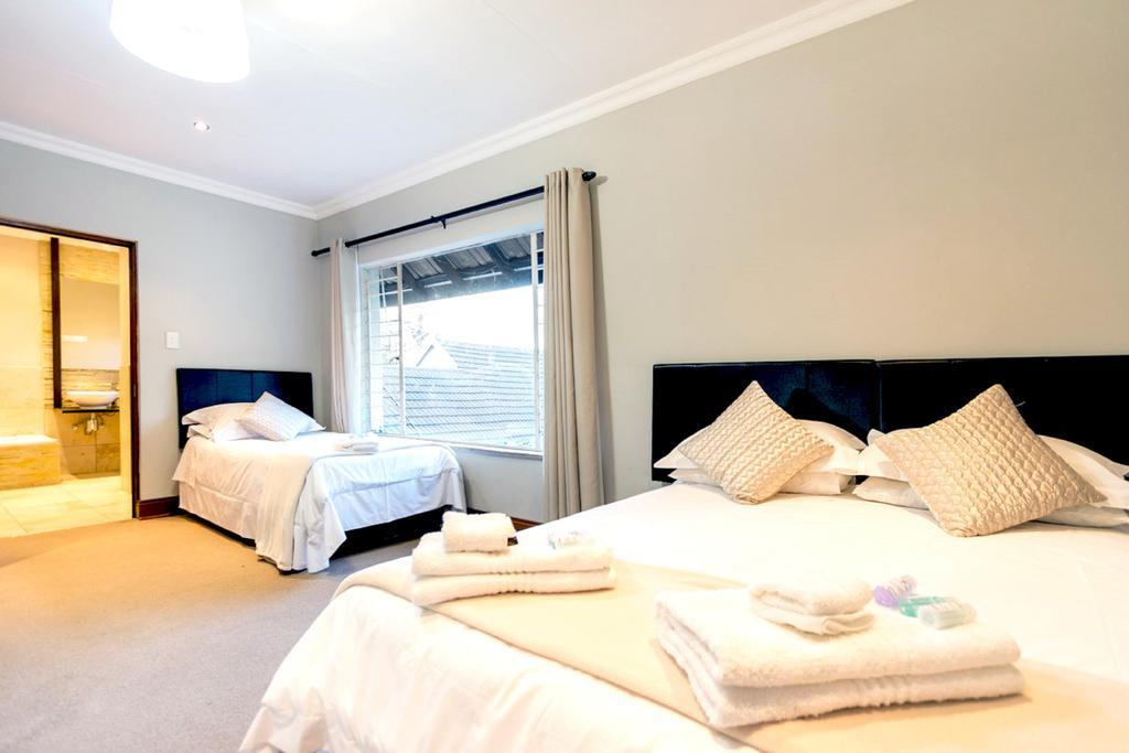 Or Tambo Guest House Кемптън Парк Екстериор снимка