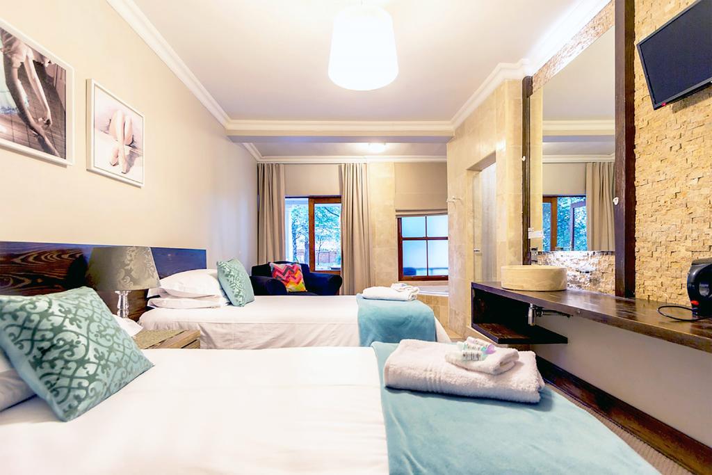Or Tambo Guest House Кемптън Парк Екстериор снимка