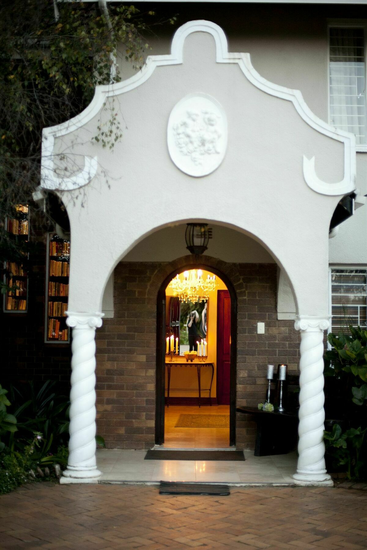 Or Tambo Guest House Кемптън Парк Екстериор снимка