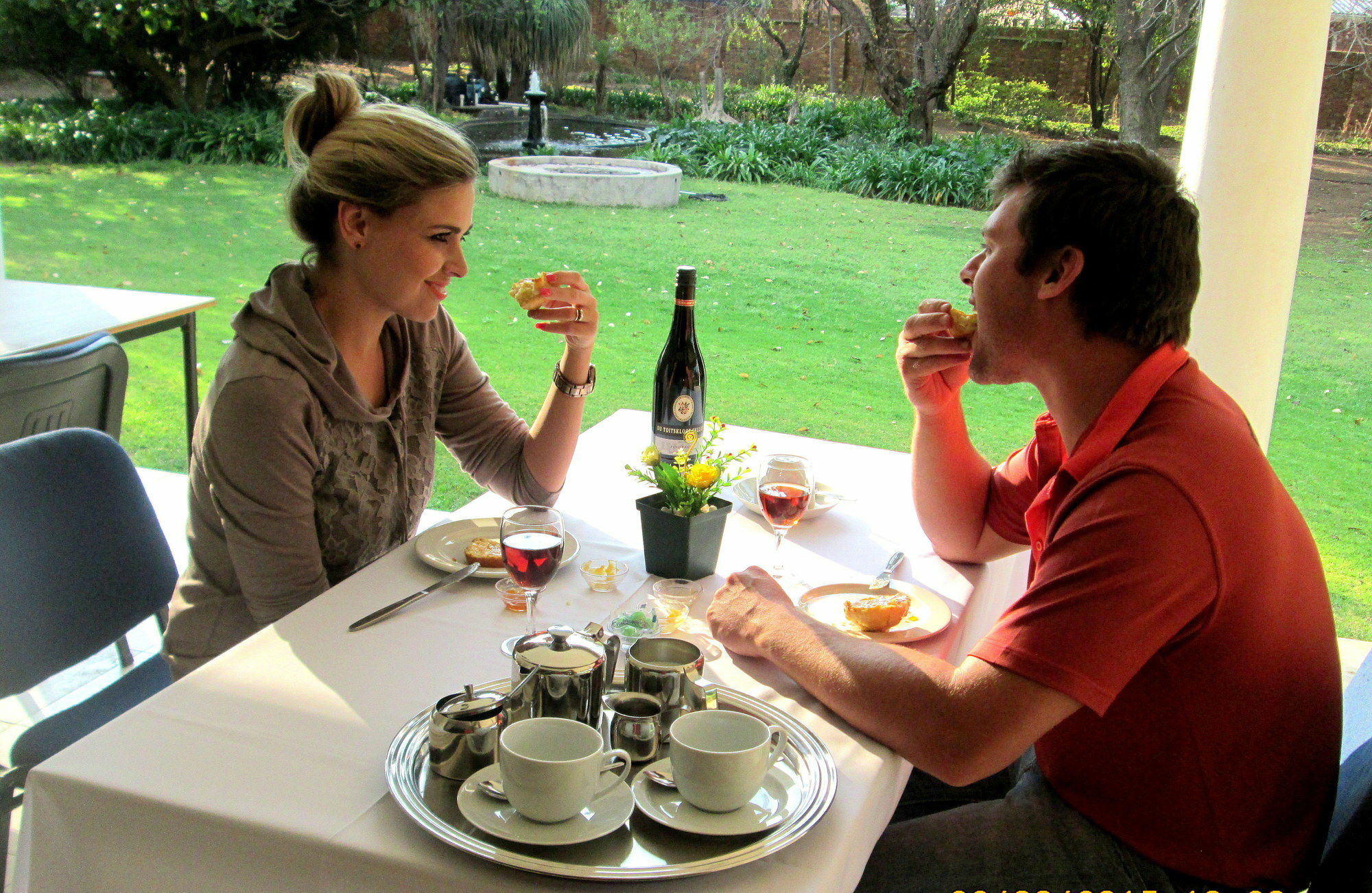 Or Tambo Guest House Кемптън Парк Екстериор снимка