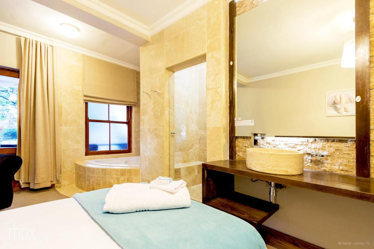 Or Tambo Guest House Кемптън Парк Екстериор снимка